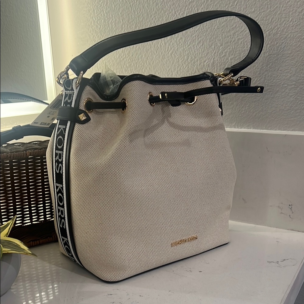 Michael Kors Black and cream Shoulder bucket Bag NWT $328 retail price
